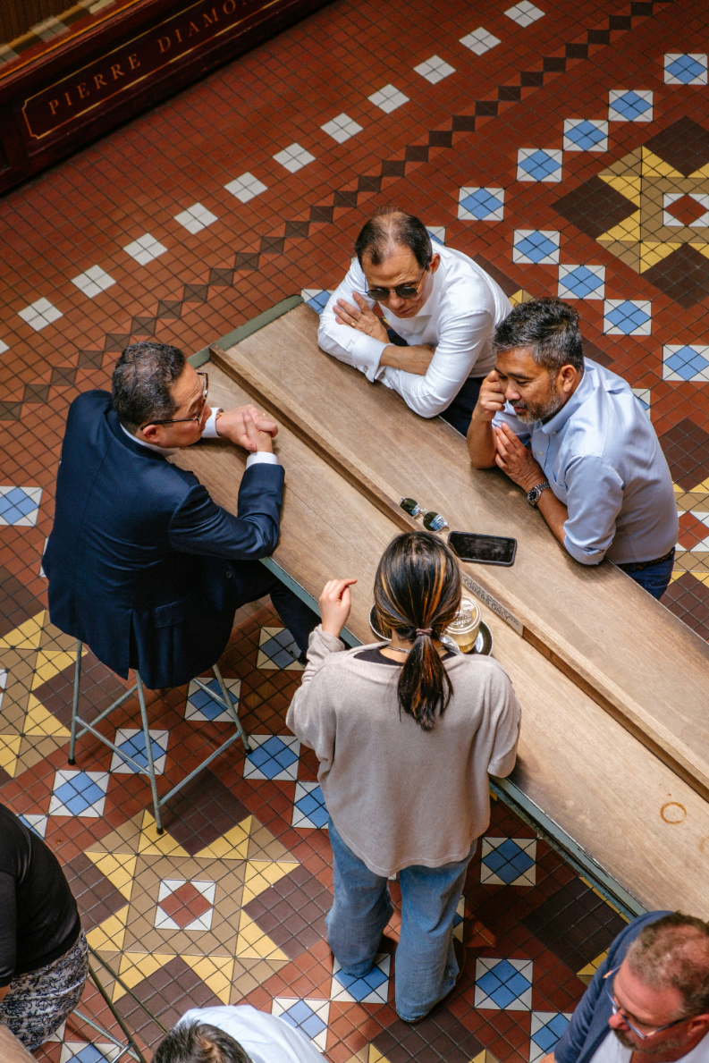 johan-mouchet-t86DpPAxtXw-unsplash Four people discussing together representing collaborative focus group discussion process