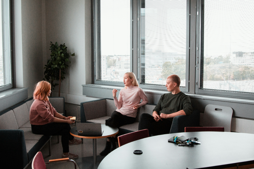 tiendat-nguyen-WY5kuE0R4-k-unsplash Three people sitting together discussing, representing focus group discussion insights